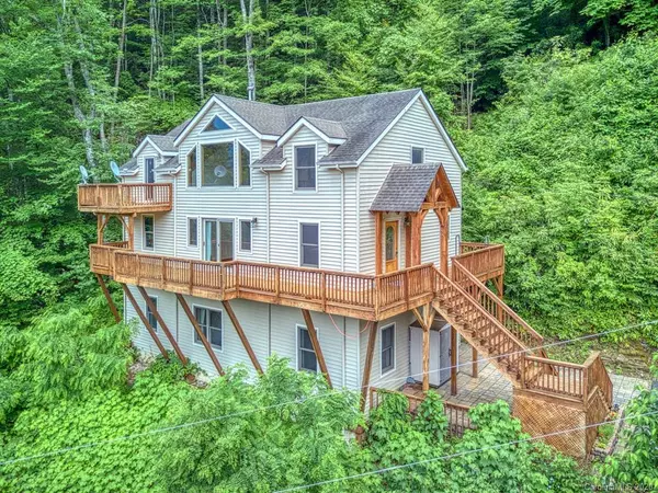 695 Wildcat RUN, Maggie Valley, NC 28751