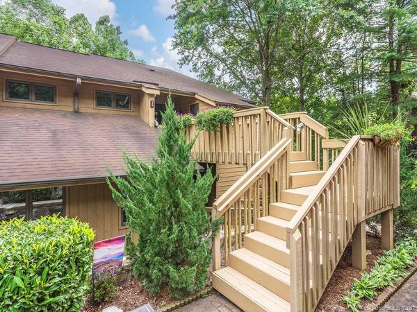 408 Live Oak LN, Hendersonville, NC 28791