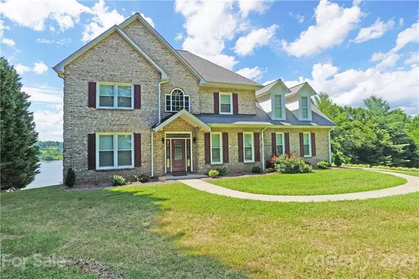 55 Peninsula LN, Taylorsville, NC 28681