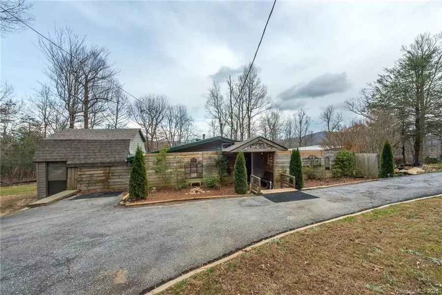 175 Mcmillan DR, Hendersonville, NC 28792