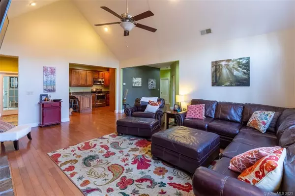 Sylva, NC 28779,166 Amaroo RDG