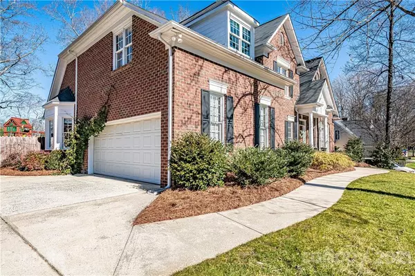 Charlotte, NC 28211,725 Queen Charlottes CT