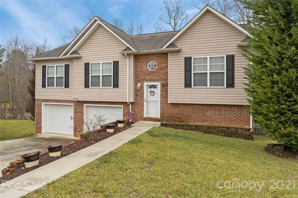 Hickory, NC 28601,214 Pine Meadows CIR