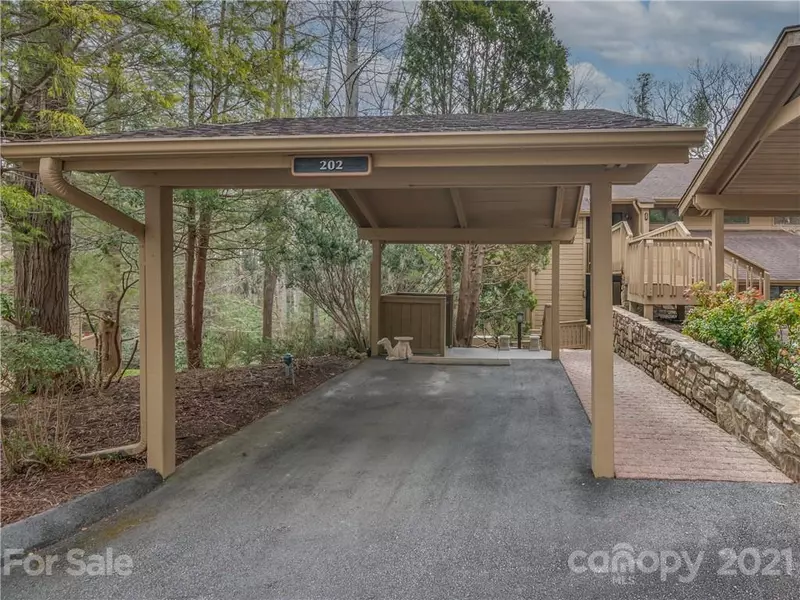 202 Live Oak LN, Hendersonville, NC 28791