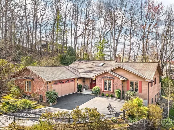 25 Black Bear TRL, Hendersonville, NC 28739