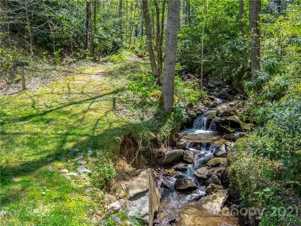 299 High Hickory TRL #32, Swannanoa, NC 28778