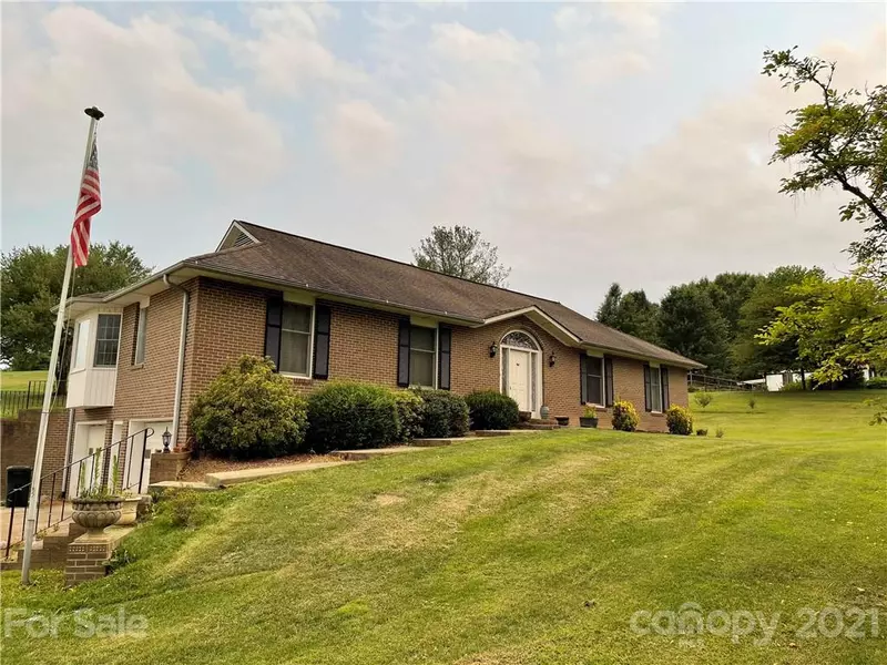 17 Amber DR, Horse Shoe, NC 28742