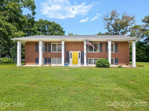 69 Regal Knolls DR,  Mills River,  NC 28759