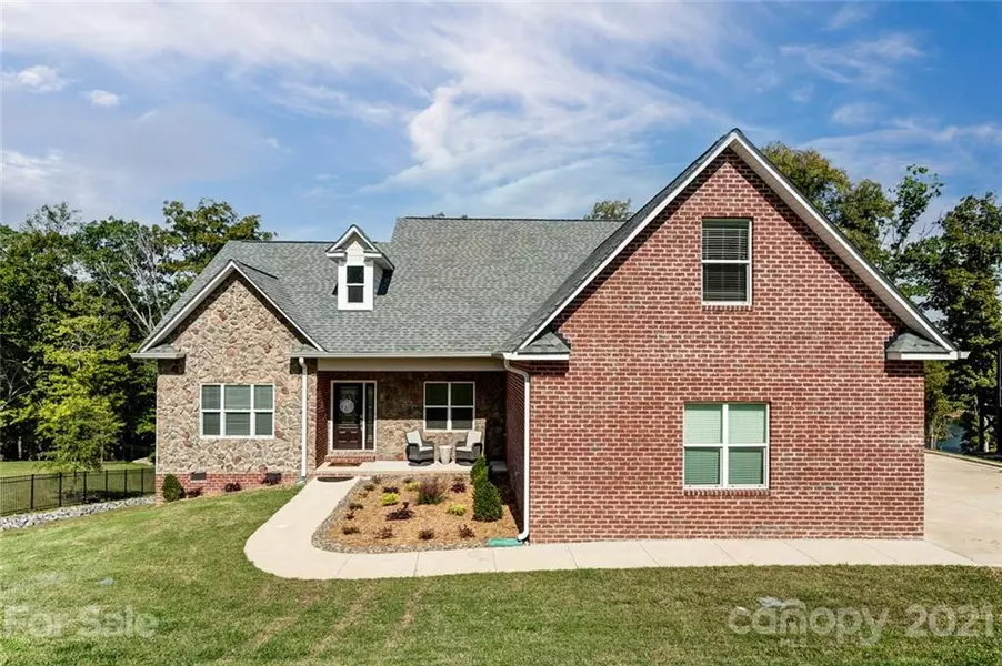 444 Snapdragon DR, Lake Wylie, SC 29710