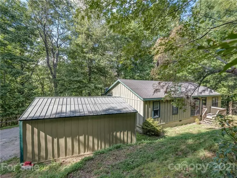 120 Moonshine TRCE, Saluda, NC 28773