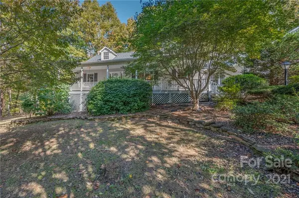 256 Oakwood LN, Columbus, NC 28722