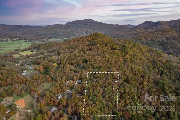99999 Woods RD, Fairview, NC 28730