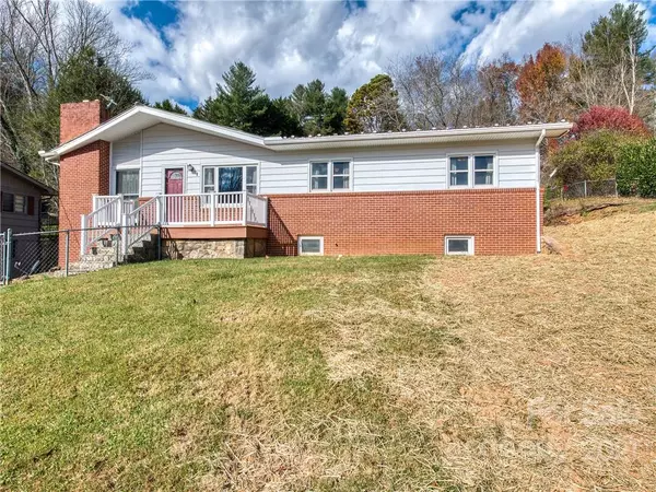 21 Seagraves LN, Waynesville, NC 28786