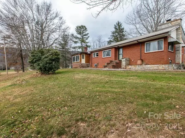 62 Groundhog Hill DR, Waynesville, NC 28786