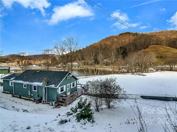 24 Baldridge DR, Burnsville, NC 28714