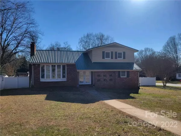 107 E K ST, Newton, NC 28658