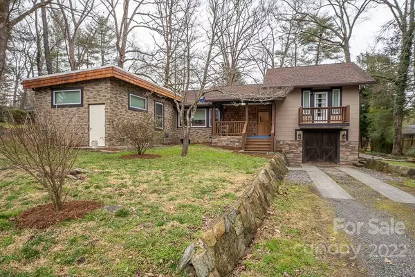 520 Glasgow LN, Hendersonville, NC 28739