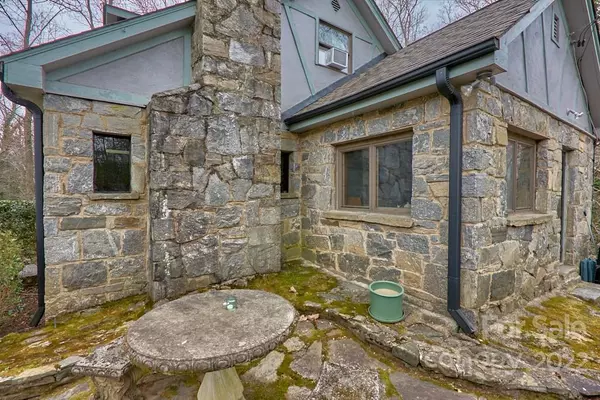 Tryon, NC 28782,107 Erskine RD