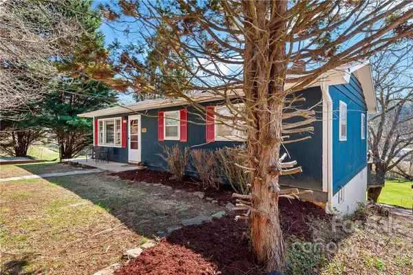 Waynesville, NC 28786,790 Oakdale RD