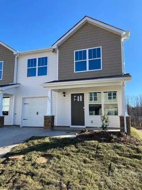 64 Benedict LN, Weaverville, NC 28787
