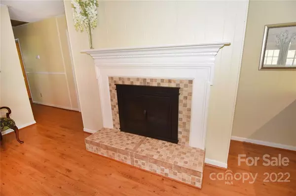 Hickory, NC 28601,110 Wildlife Access RD