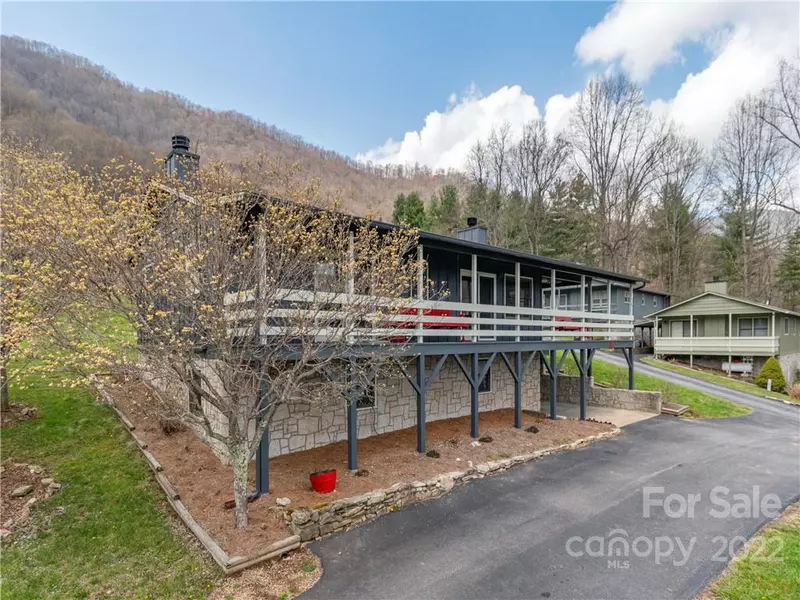 8 Granite LN, Maggie Valley, NC 28751