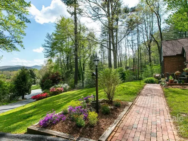 Hendersonville, NC 28739,119 Yardley CT