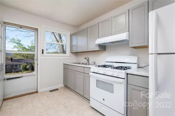 Brevard, NC 28712,102 Elm Bend RD