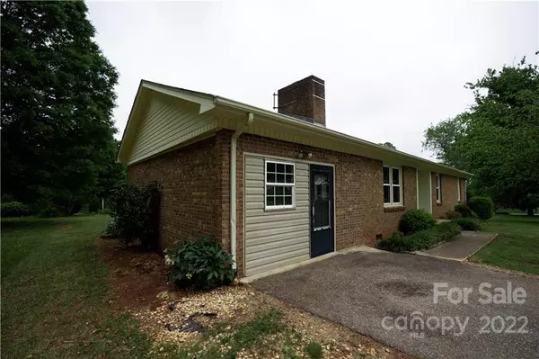 Newton, NC 28658,1517 Meadowbrook DR