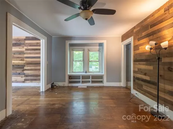 Swannanoa, NC 28778,316 Bee Tree RD