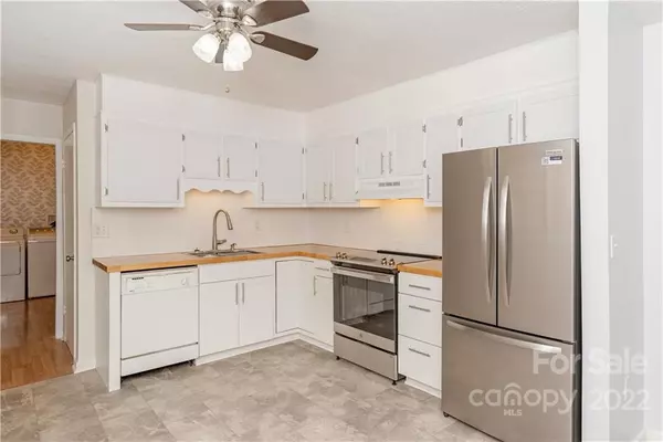 Horse Shoe, NC 28742,28 Honeybee DR