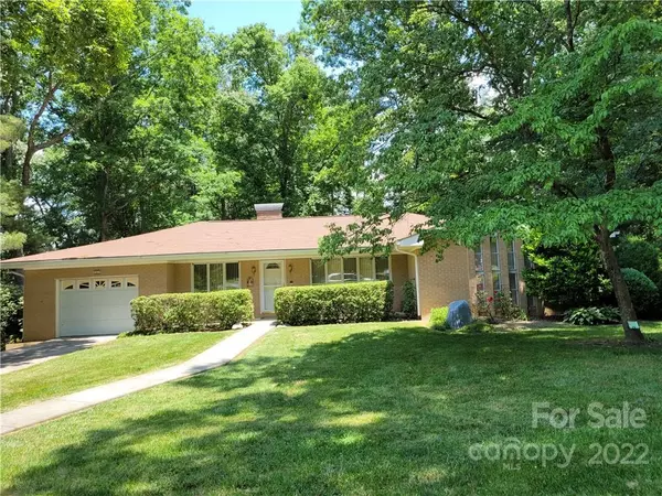 565 Overhill DR, Hendersonville, NC 28792