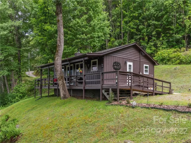 30 Chipmunk LN, Maggie Valley, NC 28751