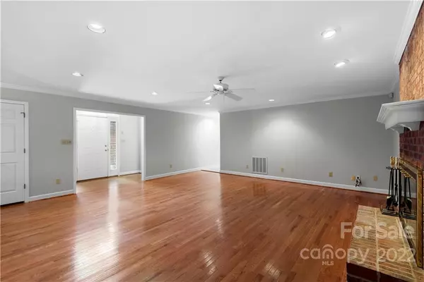 Gastonia, NC 28054,528 Torrence DR