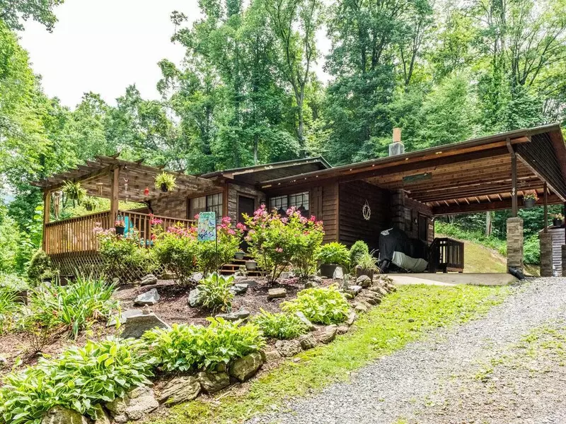 44 Sutton Knob RD, Candler, NC 28715