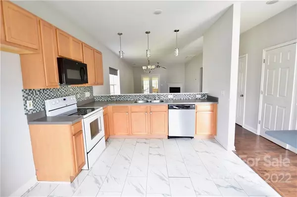 Gastonia, NC 28054,728 Raindrops RD