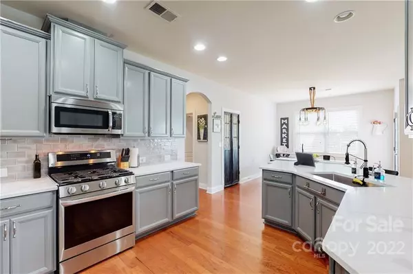 431 Castlebury CT, Lake Wylie, SC 29710