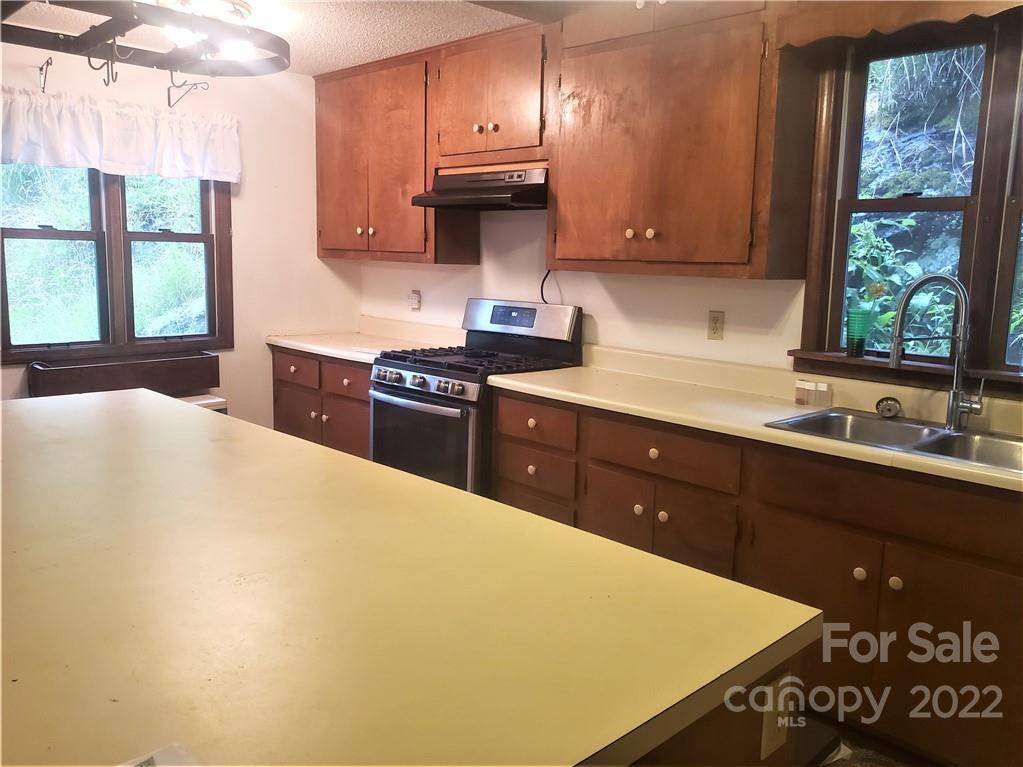 Spruce Pine, NC 28777,1704 Penland RD