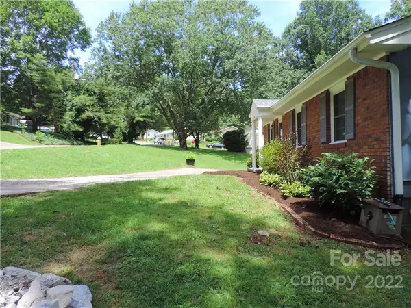 Asheville, NC 28806,22 Lancelot LN