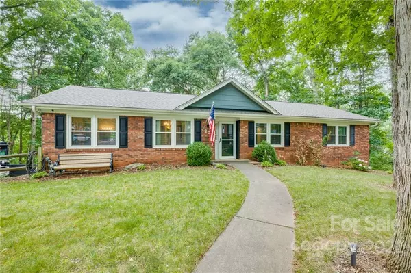 20 Brushwood RD, Asheville, NC 28804