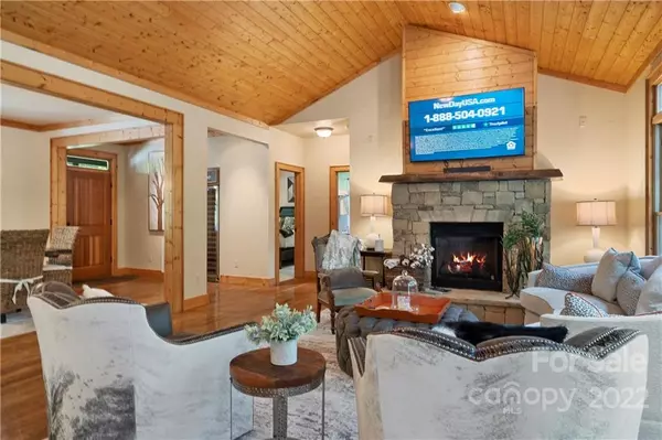 Sapphire, NC 28774,102 Sunrise Ridge CT