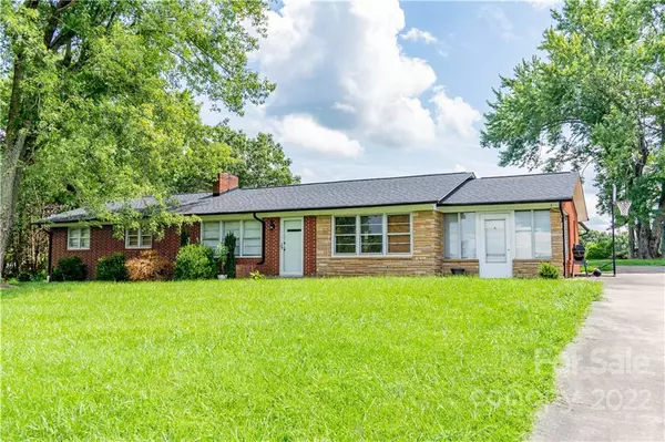 66 Avon Park LN, Taylorsville, NC 28681