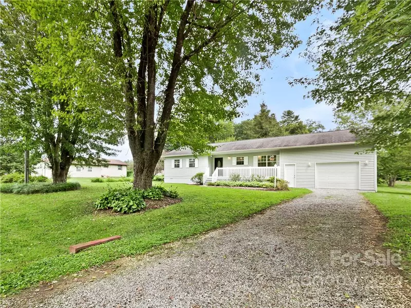 33 Moland DR, Etowah, NC 28729