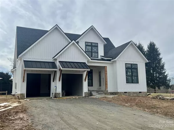 50 Wintercress DR, Mills River, NC 28759