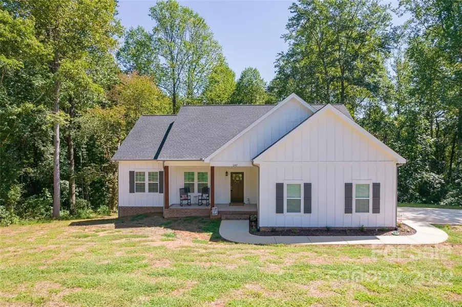 2287 Horseshoe Bend RD, Hickory, NC 28601