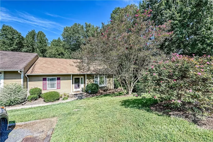 8318 Summerglen CIR, Charlotte, NC 28227