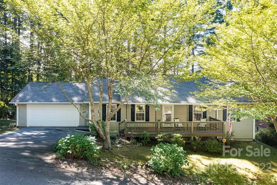 102 Lone Eagle LN, Hendersonville, NC 28739