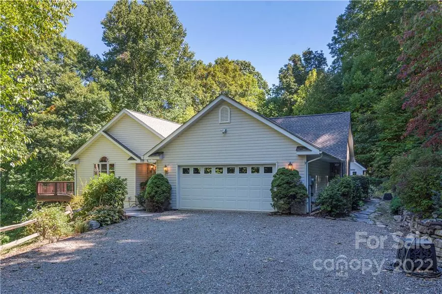 759 Chestnut Flats LN, Waynesville, NC 28786