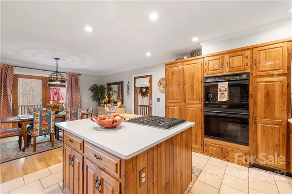 Sylva, NC 28779,80 Lick Log RD