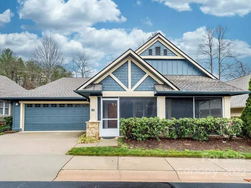 28 Gray Wolf LN, Hendersonville, NC 28792